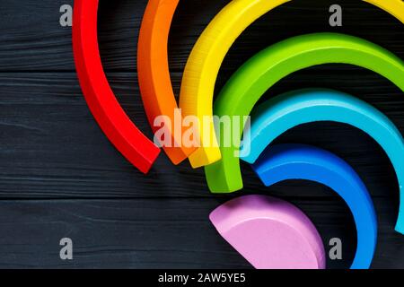 Bunte Holzspielzeugregenbogen, Bogenregenbogen für Kinder, Spielzeuge für kreative Entwicklung. kinder-waldorf- oder montessori-schulkonzept. Bildungswesen Stockfoto