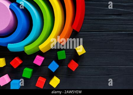 Bunte Holzspielzeugregenbogen, Bogenregenbogen für Kinder, Spielzeuge für kreative Entwicklung. kinder-waldorf- oder montessori-schulkonzept. Bildungswesen Stockfoto