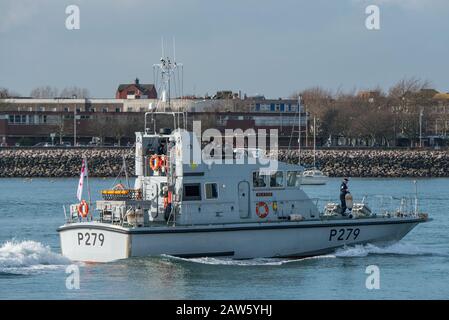 Februar 2020 das Patrouillenboot der Royal Navy Archer Class "HMS Blazer" (P279) im Hafen von Portsmouth, Großbritannien. Stockfoto