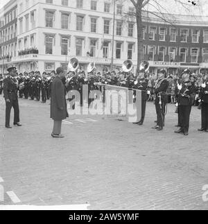 Präsident Nyerere aus Tansania besucht Rotterdam, hier überprüft er das Marine Corps Datum: 23. April 1965 Standort: Rotterdam, South Holland Schlüsselwörter: Besuch, Marineinfanteristen, Präsidenten, Staatsbesuche Personenname: Nyerere, Julius Stockfoto