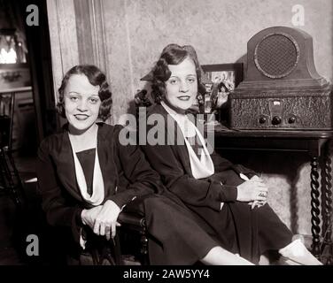 1930 Ca, NEW YORK, USA: Die in Großbritannien geborenen Zwillingssöchter, Schwestern Daisy und Violet Hilton (* 1908; † 1969), . Die Schwestern spielen Arole in das Promis Stockfoto