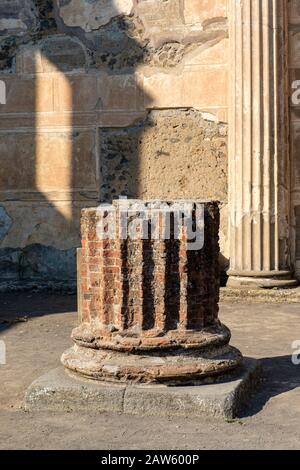 Ruinen von Pompeji, Basis der römischen Säule, Pompeji-Basilika, antike Stadt Pompeji, Italien, Europa Stockfoto