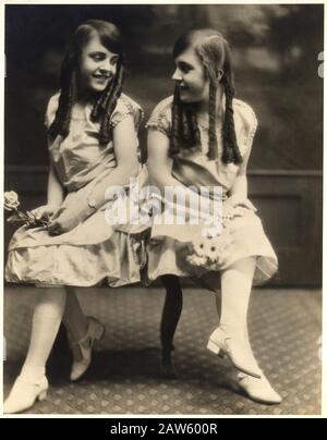 1926 Ca, NEW YORK, USA: Die in Großbritannien geborenen Zwillingssöchter Daisy und Violet Hilton (* 1908; † 1969). Die Schwestern spielen Arole in die Zelebla Stockfoto