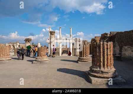 Ruinen von Pompeji, Touristen, die die Basilika Pompeji, die antike Stadt Pompeji, Italien, Europa besuchen Stockfoto