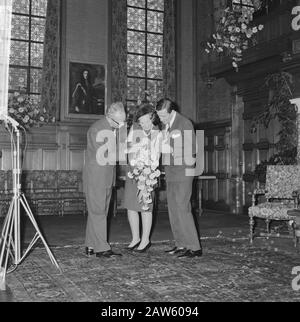 Prinzessin Beatrix und Claus von Amsberg haben ihre Verlobung beim Besuch von den Bosch, dem engagierten Paar im Rathaus. Datum: 15.Dezember 1965 Standort: Den Bosch, Noord-brabant Schlüsselwörter: Besuch, Blumen, Stadt, Interieurs, Prinzessinnen Stockfoto