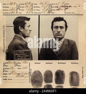 1903, SCHWEIZER : Der italienische Faschist Duce BENITO MUSSOLINI (* zwischen 1883 und 1945 in Rom) . Der junge Benito Mussolini mugshot, als er von der Schweizer Polizei verhaftet wurde Stockfoto
