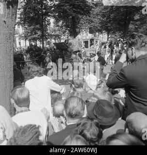 Budget-Tag 1966 in Den Haag Winken Menschen auf dem Weg zum Knights Date: 20. September 1966 Ort: Den Haag, South Holland Schlüsselwörter: Carrions Institution Name: Golden Coach, Knights Stockfoto