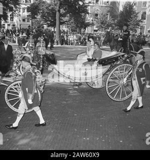 Budget-Tag 1966 in Den Haag Prinzessin Margriet und Prinzessin Christina in einer Kutsche auf dem Weg zum Ritter Datum: 20. September 1966 Ort: Den Haag, Südholland Schlüsselwörter: Prinzessinnen, Kutschen Personenname: Christina, Prinzessin Margriet, Fürstin Institutionenname: Ritter Stockfoto