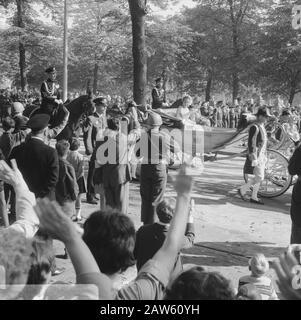 Budget-Tag 1966 in Den Haag Prinzessin Margriet und Prinzessin Christina in einer Kutsche auf dem Weg zum Ritter Datum: 20. September 1966 Ort: Den Haag, Südholland Schlüsselwörter: Prinzessinnen, Kutschen Personenname: Christina, Prinzessin Margriet, Fürstin Institutionenname: Ritter Stockfoto