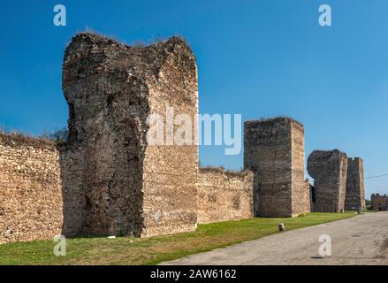 Verteidigungsmauer auf der Festung Smederevo, der mittelalterlichen Befestigungsstadt in Smederevo, Bezirk Podunavlje, Serbien Stockfoto