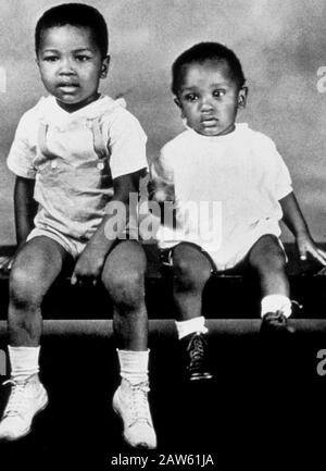 1946 Ca, Louisville, Kentucky, USA: Der zukünftige Boxer Muhammad Ali (* zwischen 1942 und 2016), geboren als Cassius Marcellus CLAY Jr. mit dem jungen Bruder Rudolph Stockfoto