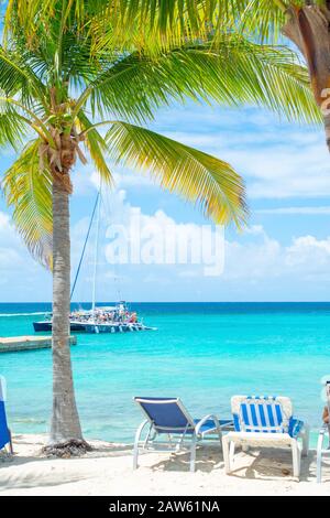 Entspannung am Strand unter tropischer Sonne. Stockfoto