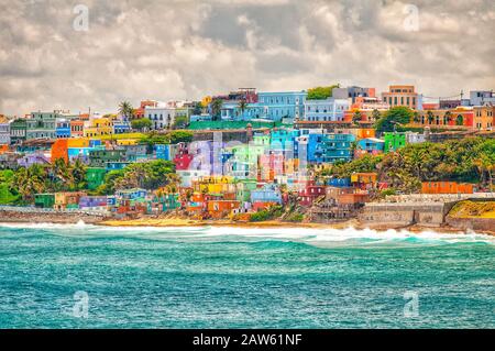 Bunte Häuser führen am Hang über den Blick auf den Strand in San Juan, Puerto Rico. Stockfoto