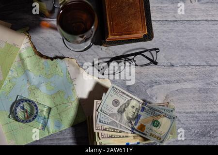 Karte, Kompass, Wein, Geld, Bücher und Brille bereit für ein Reisekonzept Stockfoto