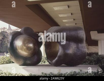 UNIDADES - YUNTA - 1972 - ESCULTURA EN BRONCE - 225 x 190 x 210 y 215 x 200 x 210 (14). Autor: SERRANO PABLO. Lage: MUSEO AL AIRE LIBRE DE LA CASTELLANA. MADRID. Spanien. Stockfoto