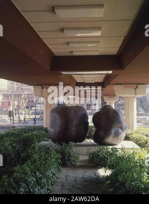 UNIDADES - YUNTA - 1972 - ESCULTURA EN BRONCE - 225 x 190 x 210 y 215 x 200 x 210 (14). Autor: SERRANO PABLO. Lage: MUSEO AL AIRE LIBRE DE LA CASTELLANA. MADRID. Spanien. Stockfoto