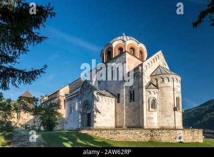 Kirche der Jungfrau im Kloster Studenica, Serbisch-orthodoxe Basilika, romanischer und byzantinischer Stil, 13. Jahrhundert, in der Nähe von Usce, Serbien Stockfoto
