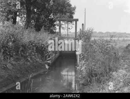 Zeile 37 / Artwork i Date: Undated Location: Estl, Gelderland, Tielerwaard Keywords: Divers and Hedge, Digging and Filling in Schützengräben, Strukturen, Legeabflüsse, Rohre, Normalisierung von Bächen Stockfoto