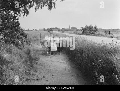 Zeile 104 / Artwork 15 Datum: Undated Ort: Gelderland, Tielerwaard, Varikl Schlüsselwörter: Taucher und Hecke, Graben und Füllung in Schützengräben, Strukturen, Legeabflüsse, Rohre, Normalisierung von Bächen, Straßen Personenname: Weiweg Stockfoto