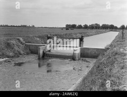 Linie i/Kunstwerk 10 Datum: Undatierter Ort: Gelderland, Meterenl, Tielerwaard Stichwörter: Taucher und Hecke, Graben und Einfüllen von Schützengräben, Ventilweir, Kunstwerk, Laienabwasserkanäle, Rohre, Normalisierung von Bächen Stockfoto