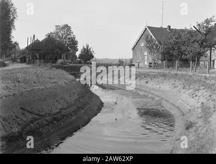 Zeile 82 / Artwork 5 Datum: Undated Location: Gelderland, Ophemertl, Tielerwaard Keywords: Taucher und Hecke, Graben und Füllung in Schützengräben, Strukturen, Legeabflüsse, Rohre, Normalisierung von Bächen, Häusern Stockfoto