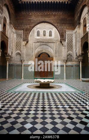 Der Hof von Al-Attarine Madrasa in der Médina von Fes-Marokko Stockfoto