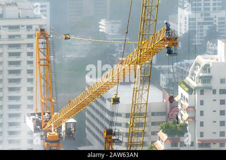 Luftaufnahme einer Baustelle mit aufstellender Besatzung an einem verschnürten Tag Turmkran. Stockfoto