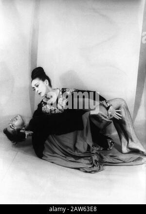 1961 , 27. juni , NEW YORK , USA : Die gefeierte moderne Balletttänzerin der USA und Coreographin MARTHA GRAHAM (* 1894; † 1991) mit BERTRAM ROSS (* 1920; Stockfoto