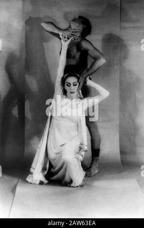 1961 , 27. juni , NEW YORK , USA : Die gefeierte moderne Balletttänzerin der USA und Coreographin MARTHA GRAHAM (* 1894; † 1991) mit BERTRAM ROSS (* 1920; Stockfoto