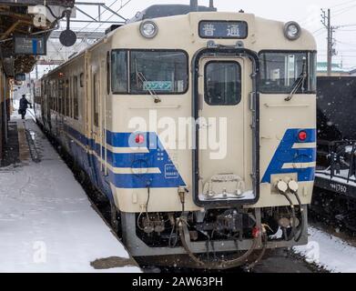 Ein Zug der Serie JR East Kiha 40 auf der Gono-Linie am Bahnhof Kawabe in der Präfektur Aomori, Japan. Stockfoto