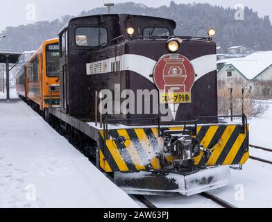 Der Herd-Zug an einem Wintertag auf der Tsugaru-Bahn am Bahnhof Nakasato in der Präfektur Aomori, Japan. Stockfoto