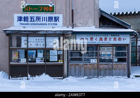 Der Bahnhof Tsugaru Goschogawara, Sitz des Herd-Trains, in der Präfektur Aomori, Japan. Stockfoto