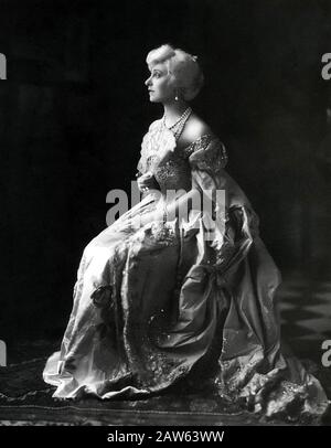 1938, FRANKREICH: Der gefeierte französische Film- und Theater-Actresss YVONNE PRINTEMPS (* 1894 - 1977) im Film ADRIANA LECOUVREUR (* 1938 in Marcel Stockfoto