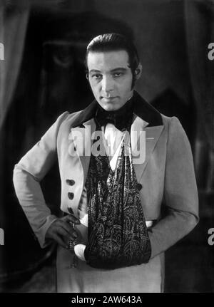 1925 , HOLLYWOOD; USA : Der italienische Stummfilmschauspieler RUDOLPH VALENTINO (* um die Zeit von 196-1926) zeigt eine Verletzung seines rechten Arms nach einer Reittour, Stockfoto