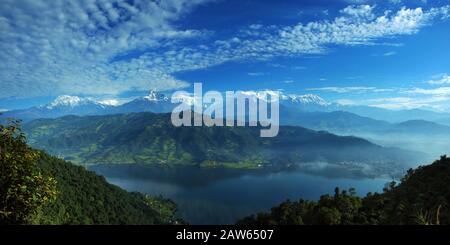 Blick auf die Annapurna Range von Pokhara, Nepal Stockfoto