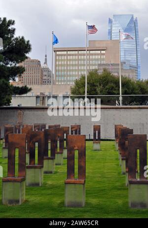 Das Feld mit Leeren Stühlen im Oklahoma City National Memorial. Jeder Stuhl stellt eines der 168 Opfer der LKW-Bombardierung vom 19. April 1995 dar. Stockfoto