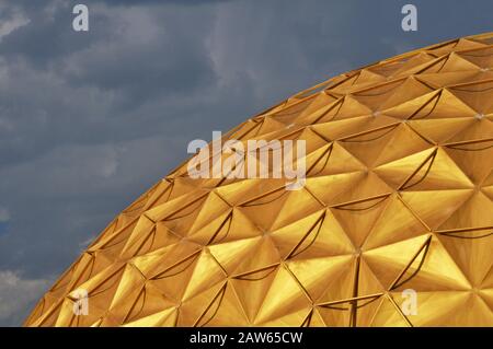 Details zum Wahrzeichen des Gold Dome Gebäudes an der Route 66 in Oklahoma City, OK. Die Arbeiten zum Erhalt des leerstehenden Gebäudes, das 1958 als Bank erbaut wurde, laufen. Stockfoto