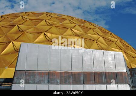 Details zum Wahrzeichen des Gold Dome Gebäudes an der Route 66 in Oklahoma City, OK. Die Arbeiten zum Erhalt des leerstehenden Gebäudes, das 1958 als Bank erbaut wurde, laufen. Stockfoto