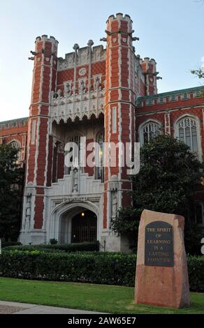 Die Bizzell Memorial Library an der University of Oklahoma in Norman wurde 1929 im Stil der Collegiate Gothic oder Cherokee Gothic fertiggestellt. Stockfoto