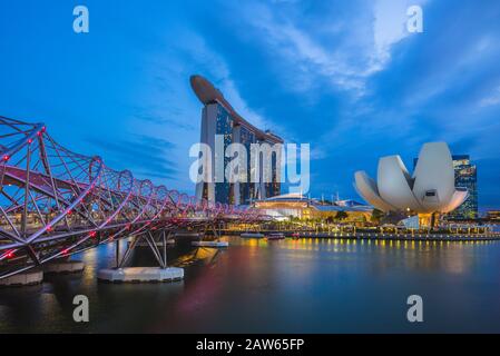 Singapur - 6. Februar 2020: Skyline von singapur an der Marina Bay mit dem berühmten Wahrzeichen singapurs: Sands, Helix und Kunstwissenschaftliches Museum Stockfoto