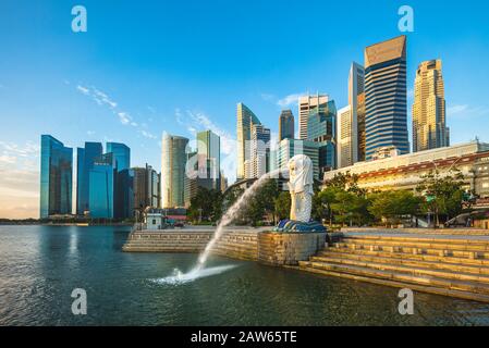 Singapur, Singapur - 6. Februar 2020: Merlion Statue an der Marina Bay, ein Fabelwesen mit einem Löwenkopf und dem Körper eines Fischs Stockfoto