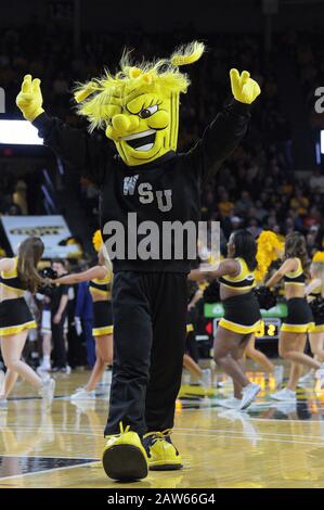 Wichita, Kansas, USA. Februar 2020. Wichita State Shockers Maskottchen WuShock unterhält die Menge während eines Timeouts während des NCAA-Basketballspiels zwischen den Cincinnati Bearcats und den Wichita State Shockers in der Charles Koch Arena in Wichita, Kansas. Kendall Shaw/CSM/Alamy Live News Stockfoto