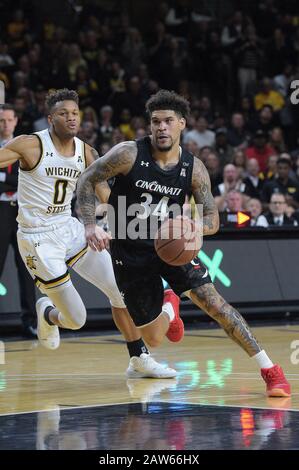 Wichita, Kansas, USA. Februar 2020. Cincinnati Bearcats Guard Jarron Cumberland (34) fährt während des NCAA-Basketballspiels zwischen den Cincinnati Bearcats und den Wichita State Shockers in der Charles Koch Arena in Wichita, Kansas, zum Korb. Kendall Shaw/CSM/Alamy Live News Stockfoto