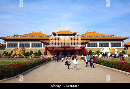 Kaohsiung, TAIWAN - 25. JANUAR 2020: Die vordere Halle des Buddha-Gedenkens im Buddhistischen Kloster Fo Guang Shan Stockfoto