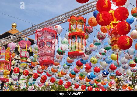 Kaohsiung, TAIWAN - 25. JANUAR 2020: Zur Feier des chinesischen Neujahrs hat das Buddhistische Kloster Fo Guang Shan bunte Festlaternen aufgestellt. Stockfoto