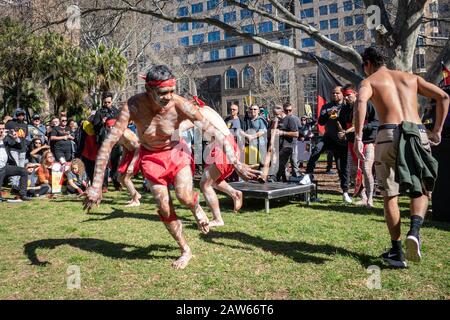 Sydney, NSW, AUSTRALIEN - 9. August 2018: Am Tag der indigenen Völker der Welt marschieren Demonstranten der indigenen Rechte in das NSW-parlamentshaus. Stockfoto