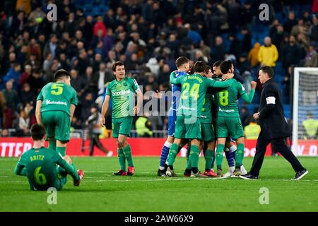 Madrid, Spanien. Februar 2020. Spieler von Real Sozialdad feiern nach der Copa del Rey: Viertelfinale zwischen Real Madrid und Real Lieddad im Estadio Santiago Bernabeu in Madrid. (Endstand; Real Madrid 3:4 Real Lieddad) Credit: Sopa Images Limited/Alamy Live News Stockfoto