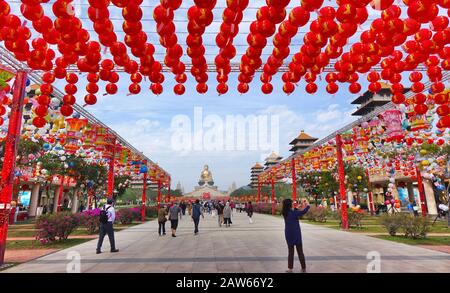 Kaohsiung, TAIWAN - 25. JANUAR 2020: Zur Feier des chinesischen Neujahrs hat das Buddhistische Kloster Fo Guang Shan bunte Festlaternen aufgestellt. Stockfoto