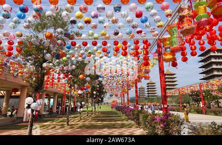 Kaohsiung, TAIWAN - 25. JANUAR 2020: Zur Feier des chinesischen Neujahrs hat das Buddhistische Kloster Fo Guang Shan bunte Festlaternen aufgestellt. Stockfoto