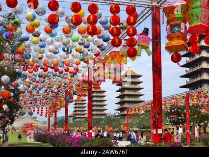 Kaohsiung, TAIWAN - 25. JANUAR 2020: Zur Feier des chinesischen Neujahrs hat das Buddhistische Kloster Fo Guang Shan bunte Festlaternen aufgestellt. Stockfoto